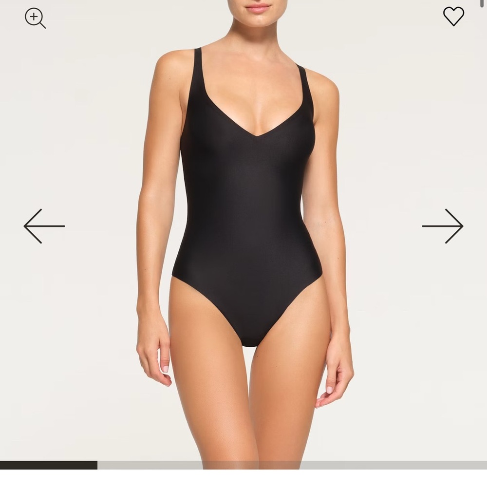 SKIMS BODY UNLINED PLUNGE THONG BODYSUIT